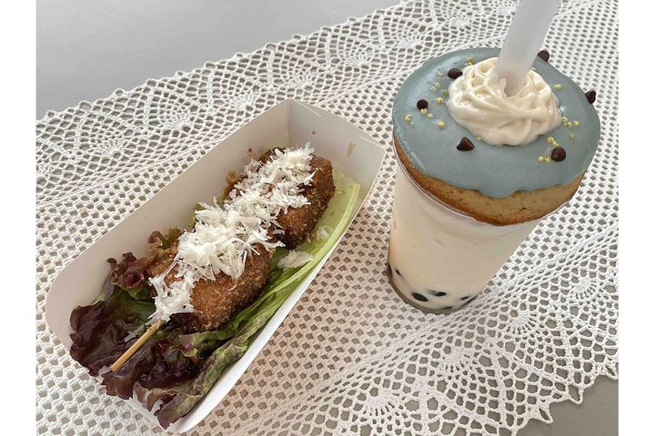 大阪ソウルフードの新定番になりそうな「大阪新名物？！これも串カツ」（左）、カリブ海気分が味わえる「ピニャコラーダミルチーパフェ」（右）。