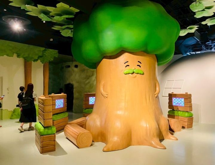 ちいかわと一緒に写真が撮れる木のベンチ