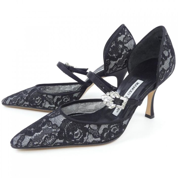 マノロブラニクのレースパンプス