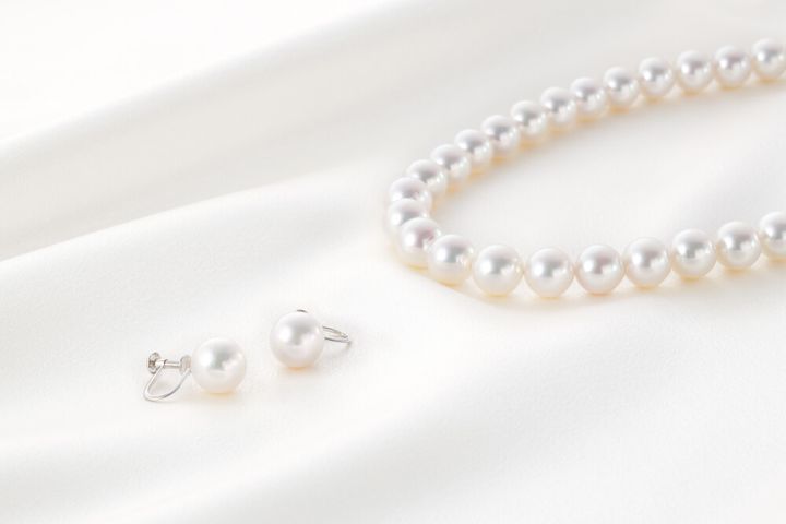 パールのネックレスとイヤリング