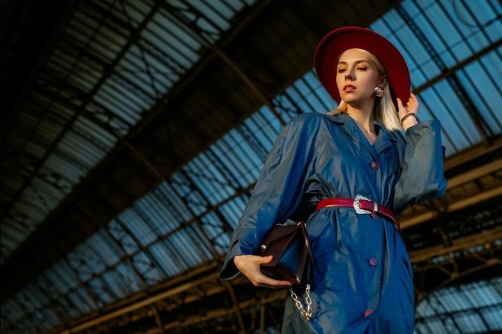 ハットと同じ赤いベルトをした女性