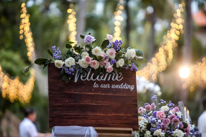結婚式会場の華やかなウェルカムボード