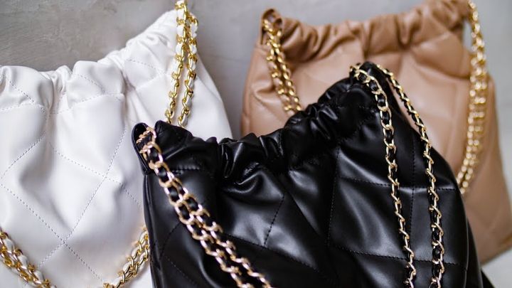 さまざまな色のチェーンバッグ