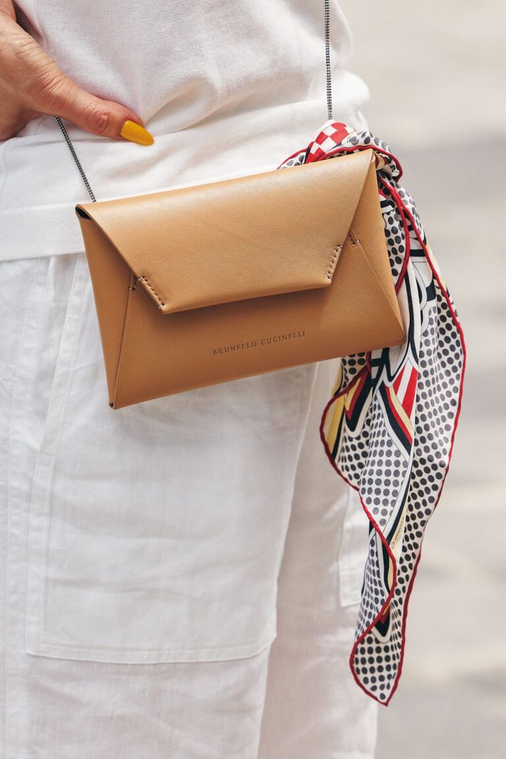 バッグは「ブルネロクチネリ」、スカーフは「エルメス」