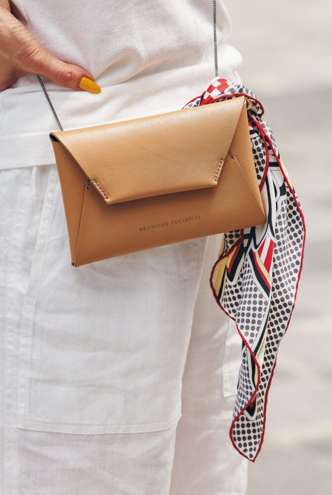 バッグは「ブルネロクチネリ」、スカーフは「エルメス」