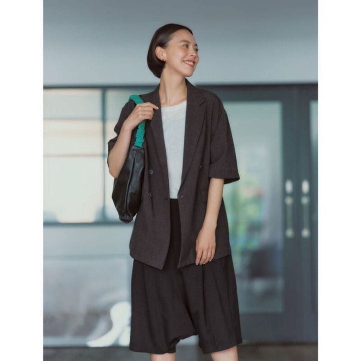 ハーフパンツ右上と同じ ジャケット5940円（クロス ファンクション） Tシャツ1万3200円（カオス／カオス表参道） ピアス13万7500円（マリハ） バッグ2万4200円（リンク）