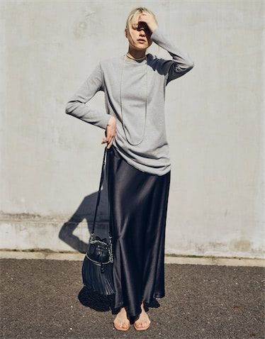 【光沢とろみスカートに再注目】 「歩くとゆれて止まると落ちる」とろみ感を含んだボトム。Tシャツやタンク、カットソーやシャツはもちろん、ニットやスエットなどそのほっこり感を拭って、着こなしをスマートに整えてくれる。そんなコーディネート力にも優れる、柔らかなサテンスカートに再びスポットを当てて。