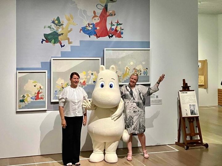 ヘルシンキ市立美術館 館長アルヤ・ミッレルさん（写真左）、同キュレーター ヘリ・ハルニさん（写真右）