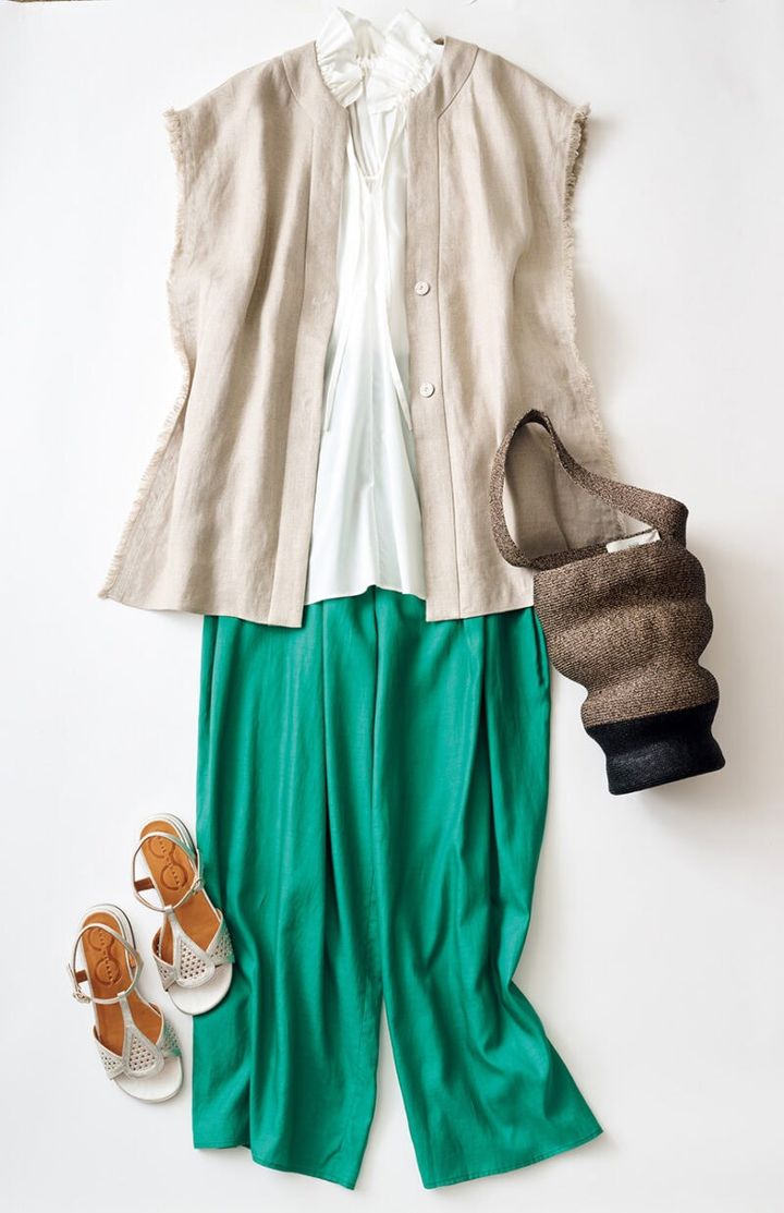 ジレ¥39,600、ブラウス¥27,500、パンツ¥38,500／すべてハウス オブ ロータス（ハウス オブ ロータス 二子玉川店）、バッグ¥25,300 ／トチエット（ワゴナ）、シューズ¥69,300／チエ・ミハラ（アッシュ・ペー・フランス）