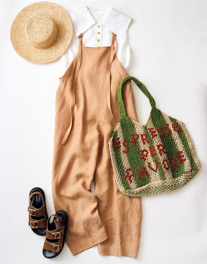 サロペット¥70,400、ブラウス¥37,400／ともにザミュージアム オブ ドウズ、ハット¥24,200／トチエット（ワゴナ）、バッグ¥17,600 ／ザ・ジャクソンズ、シューズ¥42,900／アロハス（ともにアッシュ・ペー・フランス）