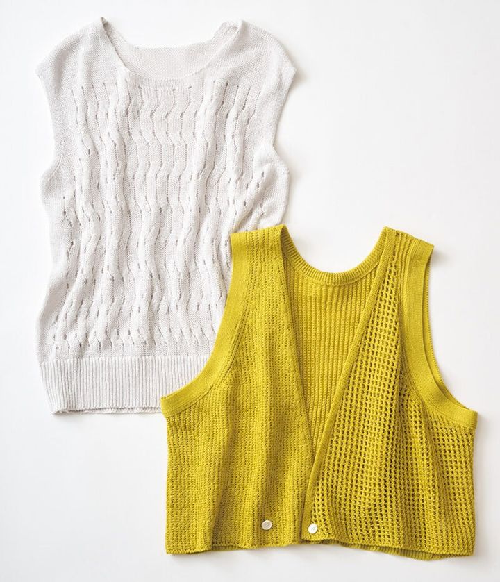 （右）イエローニットベスト（前後着用可）¥28,600 ／ラプレ（金万） （左）ライトグレーペーパーヤーンニットベスト¥24,200／ワゴナ