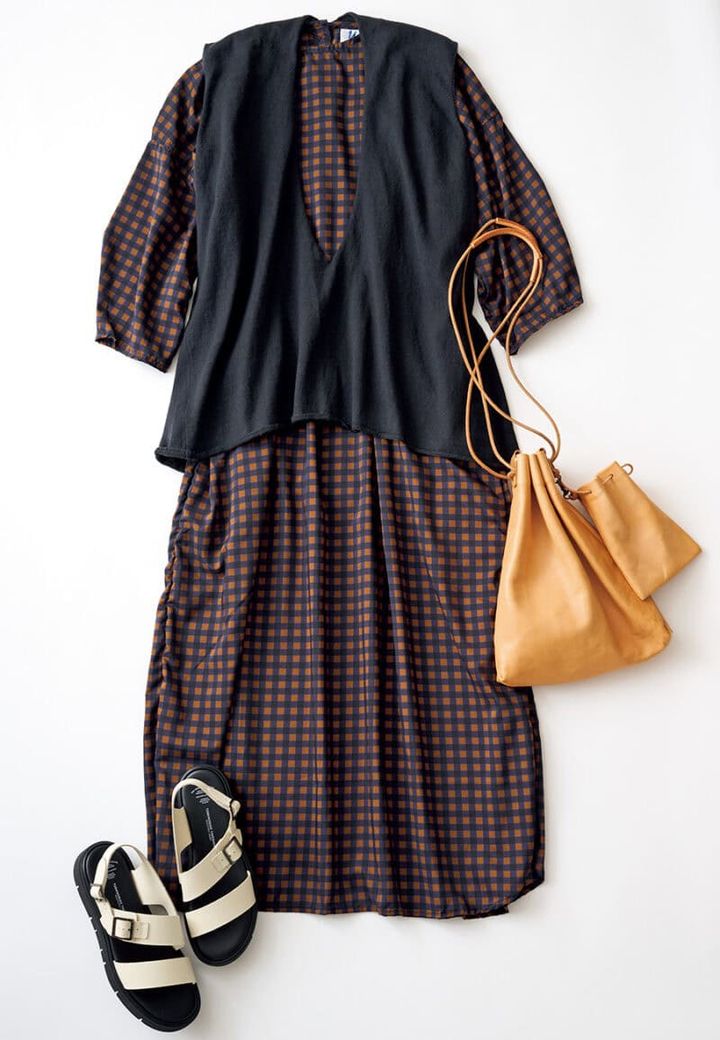 ベスト¥19,800／コンテンポ（ヤエカ ホームストア）、ワンピース¥40, 700／ヤーモ、バッグ¥63,800／アボキカ（ともにグラストンベリー ショールーム）、サンダル¥39,600／ビューティフル・シューズ（オーセンティック・シュー&コー）