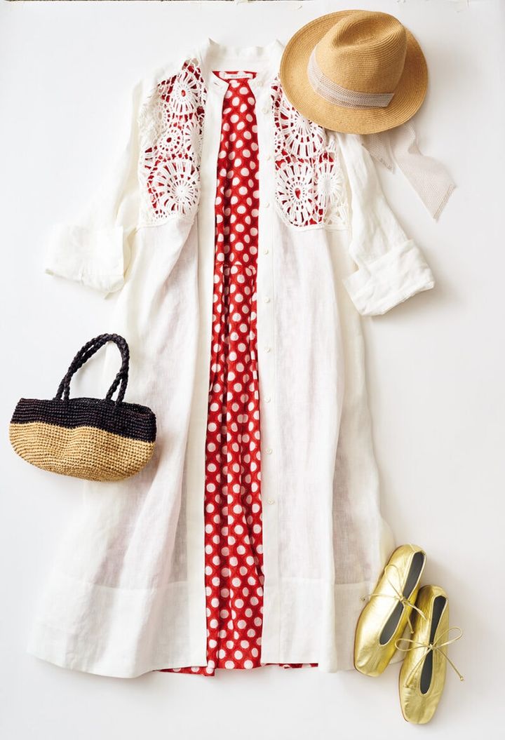 シャツワンピース¥66,000、ノースリーブワンピース¥31,900／ともにハウス オブ ロータス（ハウス オブ ロータス 二子玉川店）、レースハット¥26,400／マチュアーハ、バッグ¥29, 700／ノロ（グラストンベリー ショールーム）、シューズ