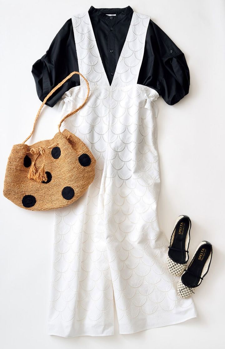 サロペット¥63,800（8月入荷）／プレインピープル（プレインピープル青山）、シャツ¥26,200／ヤーモ、バッグ¥47,300／ノロ（ともにグラストンベリー ショールーム）、シューズ¥37,400 ／スペルタ（フラッパーズ）