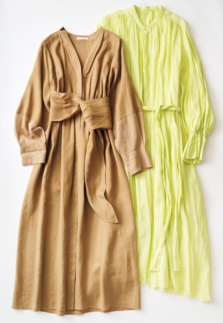 （右）ワンピース¥74,800／スズキ タカ ユキ （左）ワンピース¥41,800／ワゴナ