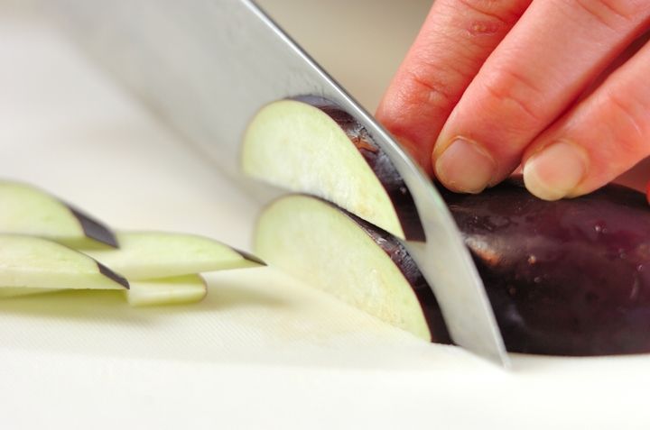 ナスとミョウガのみそ汁の下準備1