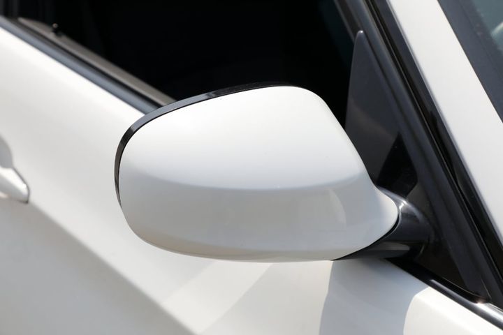 歩行者が、車のドアミラーにぶつかって破損した場合の責任は？