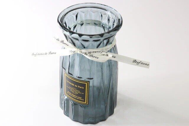 ダイソーのガラス花瓶（グレー、直径10cm×H17.7cm、口径外直径9.4cm）1