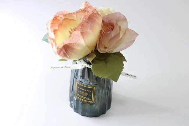 ダイソーのガラス花瓶（グレー、直径10cm×H17.7cm、口径外直径9.4cm）2