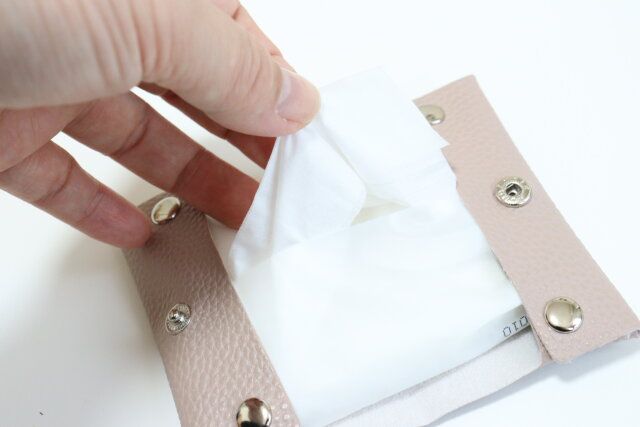 コンパクトポケットティッシュケース ティッシュ取り出し