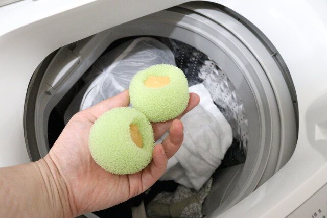 ダイソーの洗濯ボールは衣類のゴミを絡めとってくれる