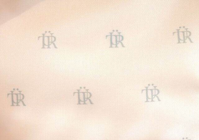 ブランドロゴプリントの裏地
