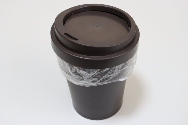 ダイソーのフタ付きコーヒーカップ風ゴミ箱（2L）