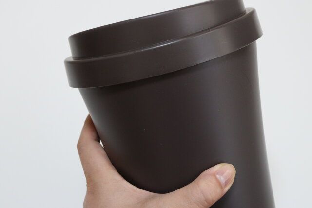 ダイソーの軽いコーヒーカップ風ゴミ箱（2L）