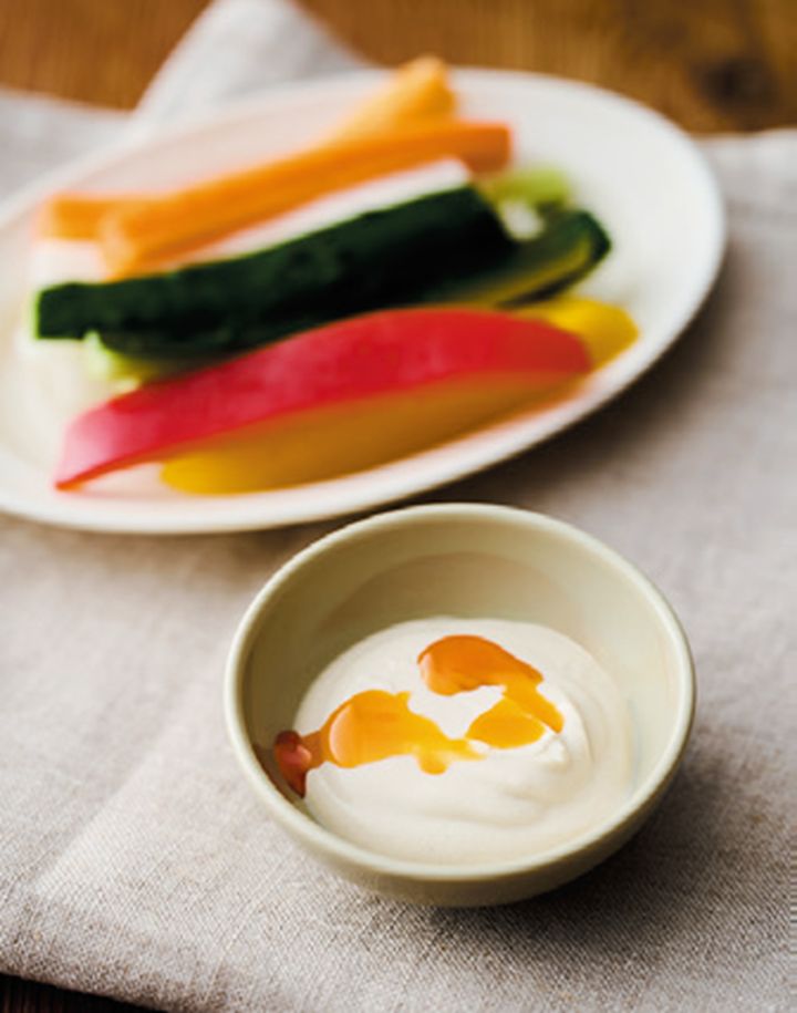 練りごまの香ばしい味わいがアクセント。野菜のほかに、餃子のタレとしても合うなど中華風の味付けをプラスしたい時に便利。