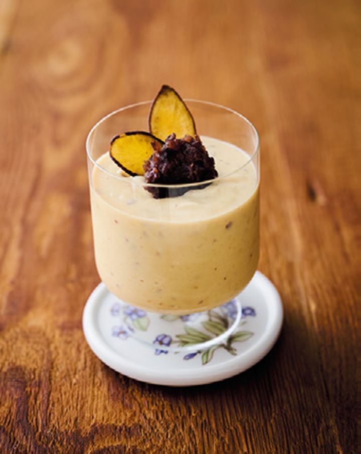 焼き芋は冷えた状態のものを使用するのがポイント。ヨーグルトの菌と一緒に焼き芋から食物繊維も摂れて、腸活に一石二鳥。