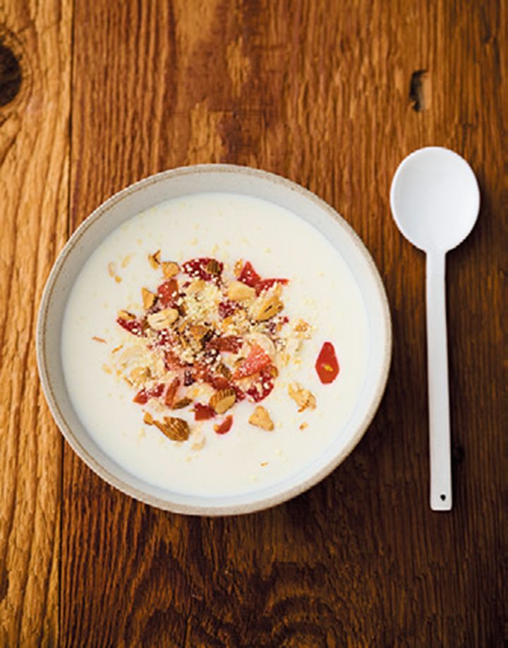 ヨーグルトに入れるのは、顆粒タイプのコンソメ。意外な組み合わせだけれど、出汁のうまみでコクのあるミルクスープ風に。