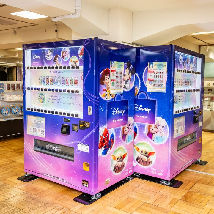 【TAG LIVE LABEL缶】ステッカー付き自動販売機が登場