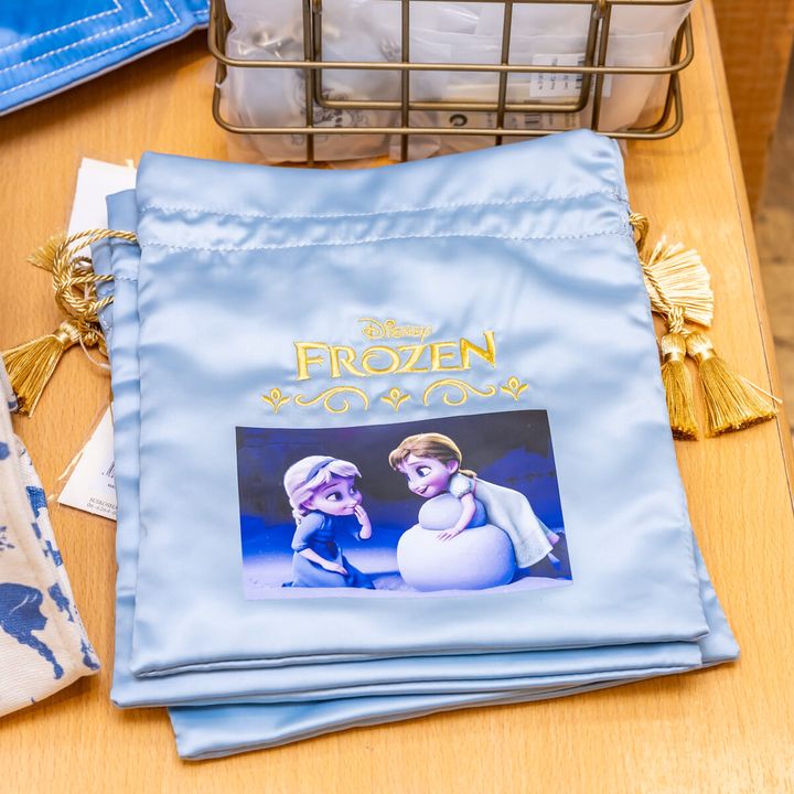 ＜ACCOMMODE＞フローズン グラフィックキンチャク