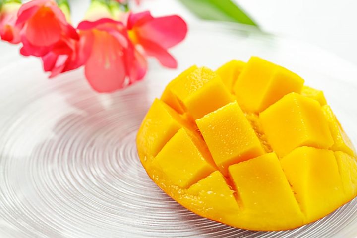 皮面の裏から押し上げれば、花切りの完成です！