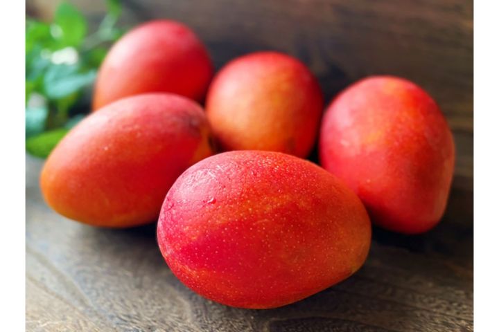 日本で人気が高いのは、皮が真っ赤なアップルマンゴー。