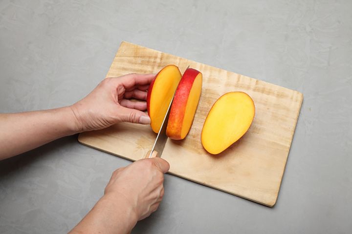 種の部分を中心に、3つに切るのがマンゴーカットのポイント。