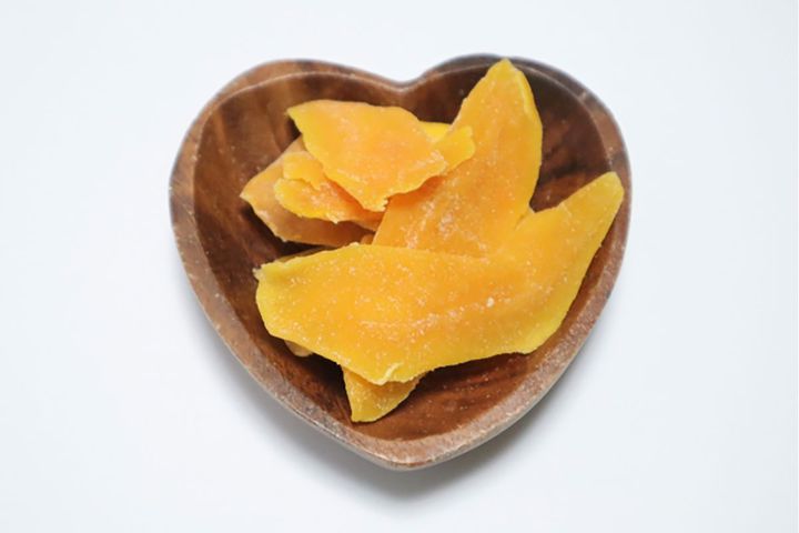 ドライマンゴーは生のマンゴーの栄養が凝縮。食物繊維は生マンゴーの約3倍も含まれています（高カロリーなので食べ過ぎ注意）。