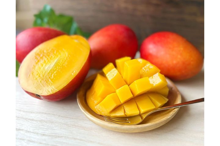 マンゴーはかぶりつかず、フォークなどで上品に食べるようにしましょうね。