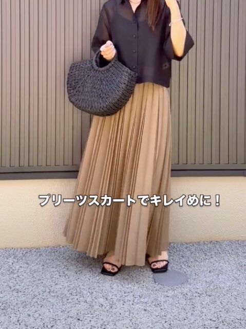 シアーシャツ(5分袖)Qとスカートを着用したコーデ
