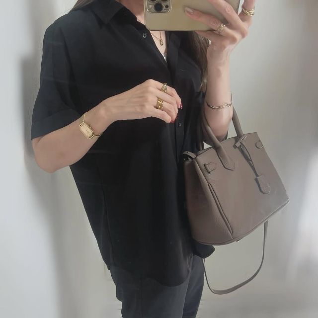 黒のドレープシャツ(半袖)を着用したコーデ