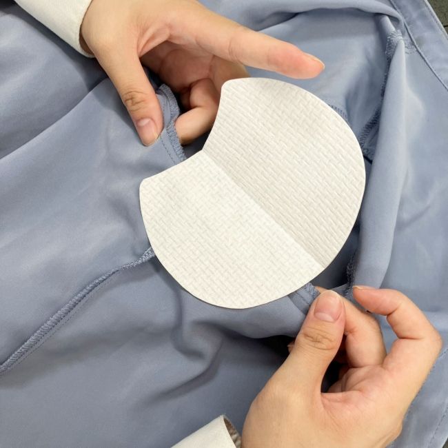 「ジワッ」にじむワキ汗を完全防御！？【ダイソー】の汗とりパットを使ってみた！