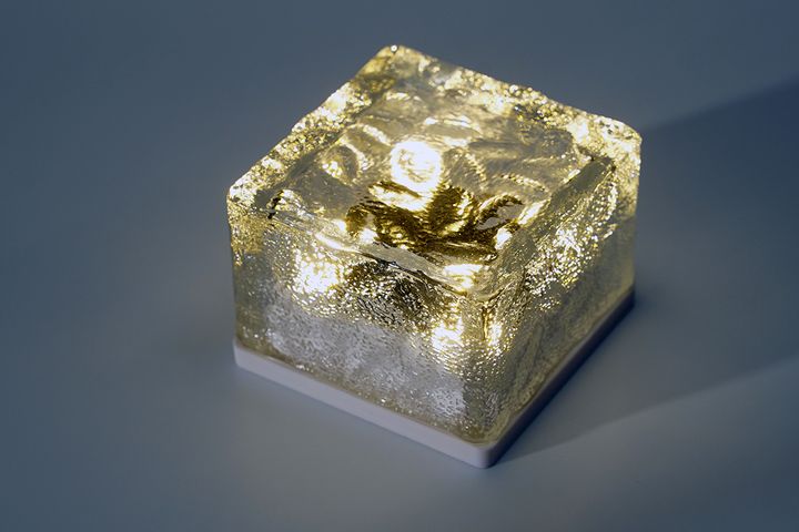 その日の天候や気温などに大きく影響を受けますが、日没前後当たりから玄関で「ソーラーライト」が点灯していることが多いのです。