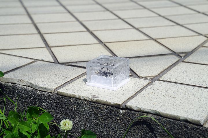 屋外のエントランスに配置した「ソーラーライト」。充電の効率は上がりそうですが、持って行かれてしまいそうなのが弱点です。