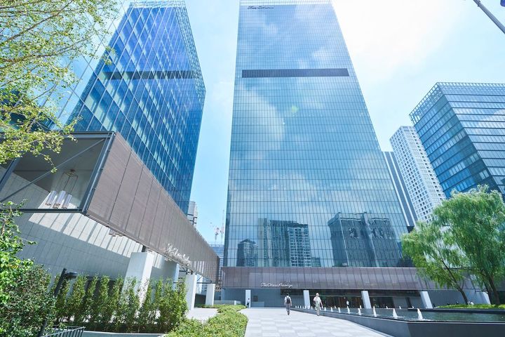 大規模再開発で街の風景が一変した神谷町・虎ノ門エリアに位置する。正面がプレステージタワー、左側がヘリテージウイング。