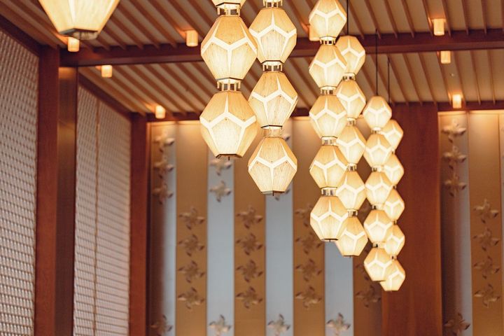 ロビーのシンボル「オークラ･ランターン」も健在。古墳時代の首飾りに用いられた切子玉から着想を得た。