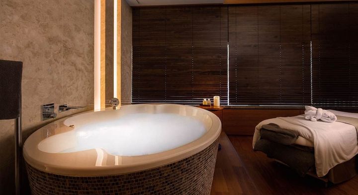 専用バスの付いたオークラ スパの特別ルーム。