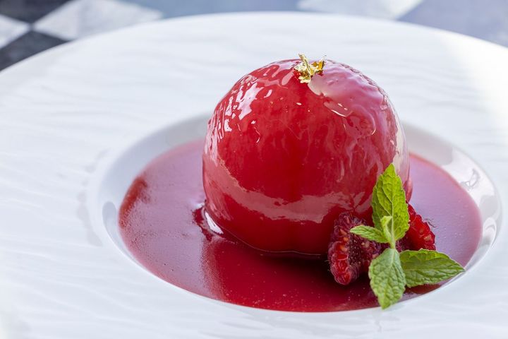 毎年夏に登場する「スターライト」の人気メニュー。桃を丸ごと1つ使うアシェットデセール「ピーチメルバ」。