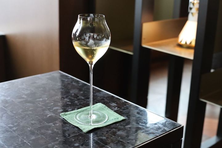 フランスのシャンパーニュメゾン「ポメリー」のカーヴ内には、なんとオークラ東京専用セラーがあり、そこで熟成されたブリュット。