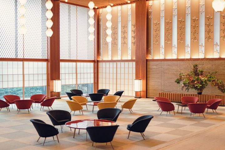 レセプションのフロアより一段下がり、落ち着いた空間のロビー。梅の花をイメージした丸いテーブルとチェアを配置。