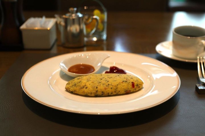 列が絶えない大人気のオムレツコーナー。火入れが絶妙で、外見はふんわりきめ細やか、中はしっとり。